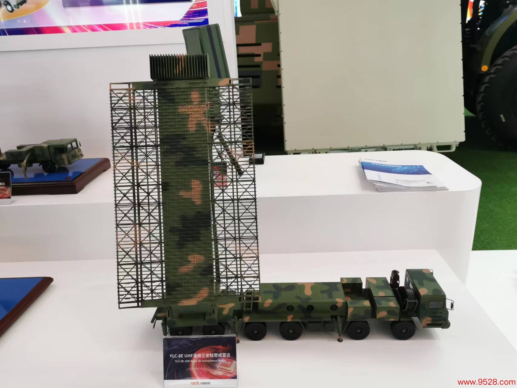 本文图片为此前中国电科展示的多种军用雷达模子或什物。倾盆新闻记者 谢瑞强 摄